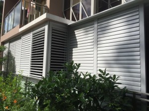 Flipable aluminium louvres door